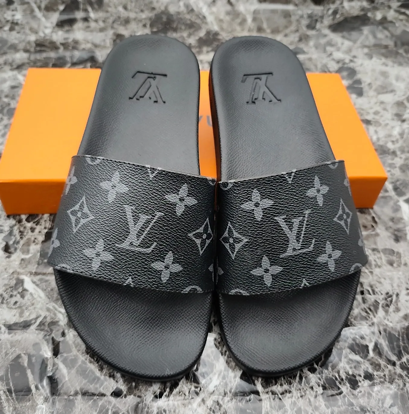👟👟Ex-factory price 260👟👟 (available all year round), same style for men and women, size 35--48. Couple style🎗Louis Vuitton "LV" slippers, a much-anticipated one, so beautiful that it will melt your hearts❤! It is simply a masterpiece of extraordinary craftsmanship. It is a must-have for everyone. It is made by open mold. It feels Q-bounce and super soft on the feet. It is super delicate on the feet. It is an exclusive model. There are many layouts, so there is always one you like🎉🎉
